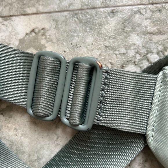 SHIPS FREE! Everlane Renew Transit Fanny Pack in Sold Out Light Blue - Picture 3 of 6